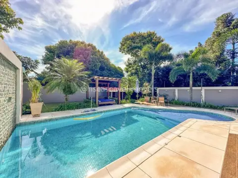 Sobrado no Country com 1 suite + 2 dormitórios, piscina, terreno grande e móveis sob medida.
