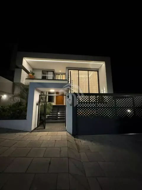 Sobrado com 3 suítes e 414m² a venda no Tropical II!
