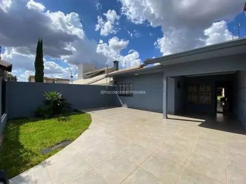 CASA TERREA NO COUNTRY COM AMPLA SOBRA DE TERRENO.