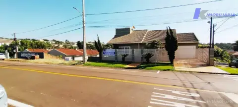 CASA DE ESQUINA À VENDA – AMPLOS ESPAÇOS E EXCELENTE PADRÃO DE ACABAMENTO