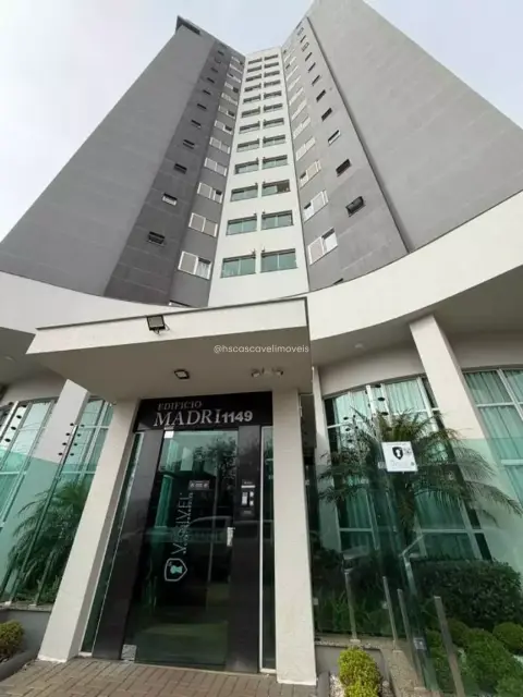 Apartamento no centro com 2 quartos, semimobiliado, novo, com sacada e vaga coberta