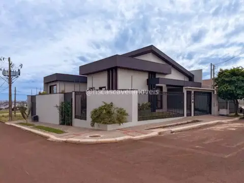 Casa térrea com moveis planejados e arquitetura moderna em bairro em constante crescimento e valorização.