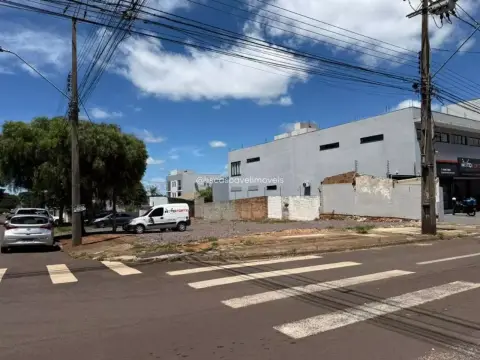 TERRENO DE ESQUINA NA RUA CUIABA SENDO 16X35 560 METROS.