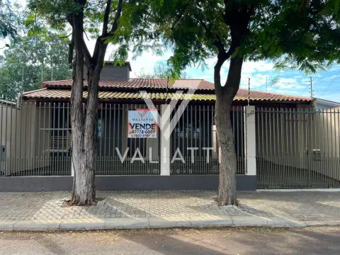 Casa com 03 Dormitórios sendo 01 Suíte com Área de Lazer nos Fundos no Jardim Ipê