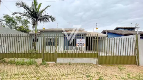 Casa com 05 Dormitórios sendo 01 Suite e 04 Vagas de Garagem no Jardim Canadá