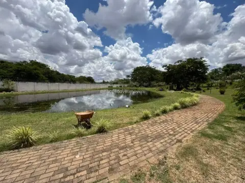 Terreno á venda no Condomínio Colina do Lago