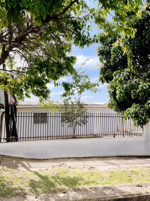 Casa com 03 Quartos no Bairro São Cristovão, com Churrasqueira e Terreno Grande