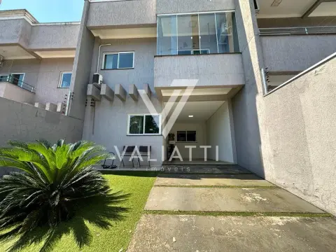 Sobrado com 03 Dormitórios sendo 01 Suite e 02 Vagas de Garagem no Dom Pedro