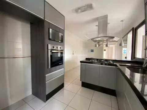 Apartamento semi mobiliado com 1 suíte + 2 quartos à venda no Centro!