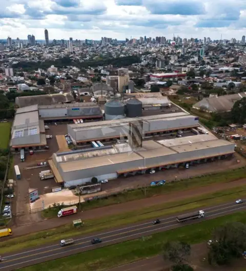 Barracões no complexo da Ecolog